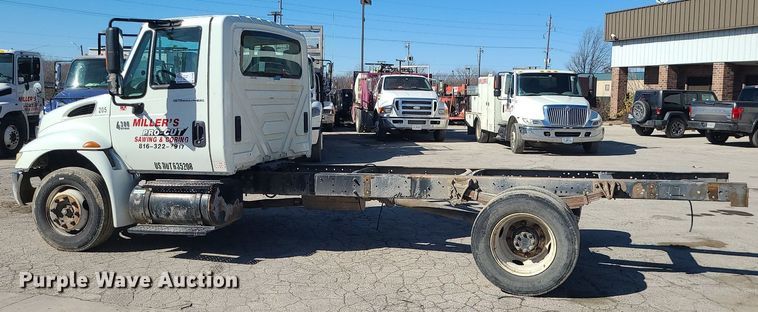 image for item DS7285 2007 International 4300 truck cab and chassis
