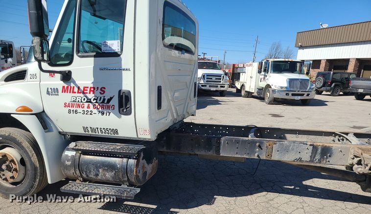 image for item DS7285 2007 International 4300 truck cab and chassis