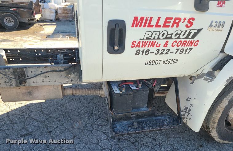 image for item DS7285 2007 International 4300 truck cab and chassis