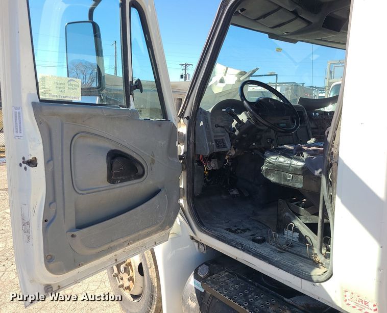 image for item DS7285 2007 International 4300 truck cab and chassis