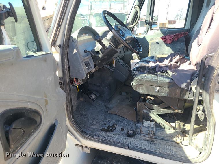 image for item DS7285 2007 International 4300 truck cab and chassis