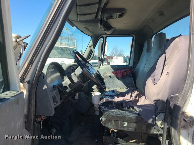 image for item DS7285 2007 International 4300 truck cab and chassis