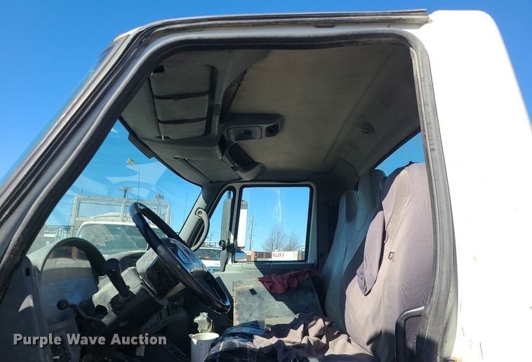 image for item DS7285 2007 International 4300 truck cab and chassis