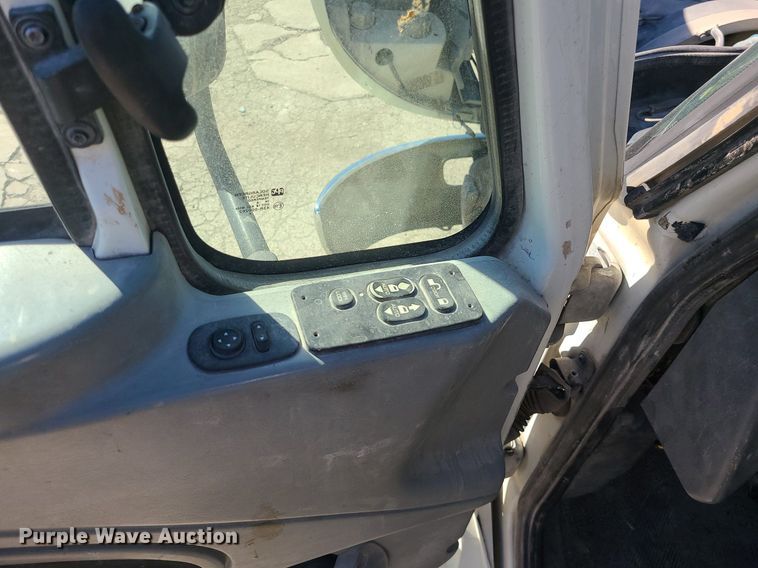 image for item DS7285 2007 International 4300 truck cab and chassis