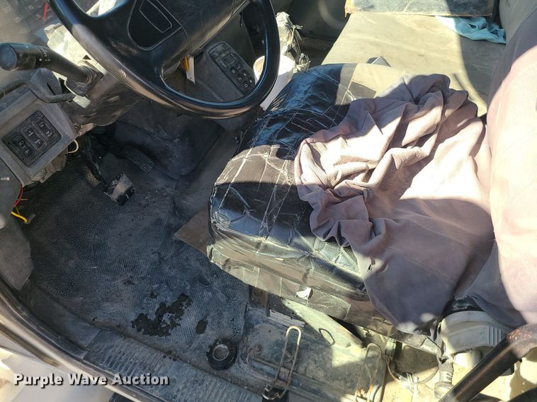 image for item DS7285 2007 International 4300 truck cab and chassis