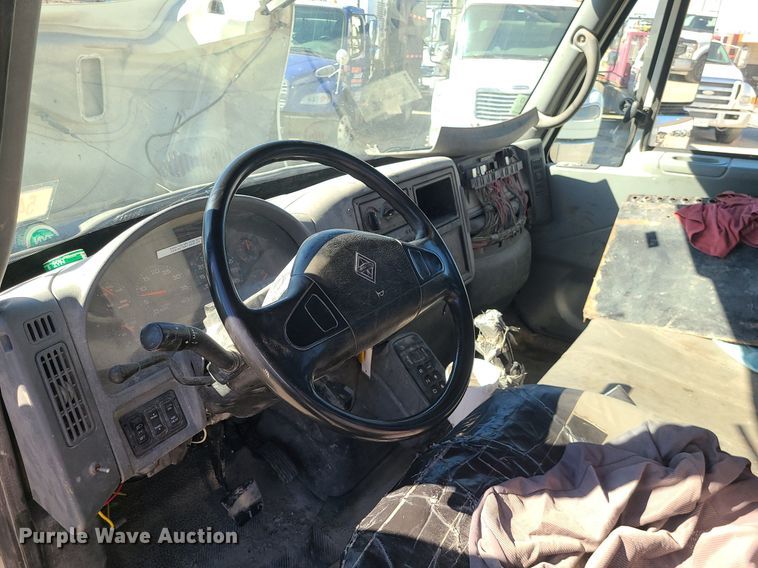 image for item DS7285 2007 International 4300 truck cab and chassis