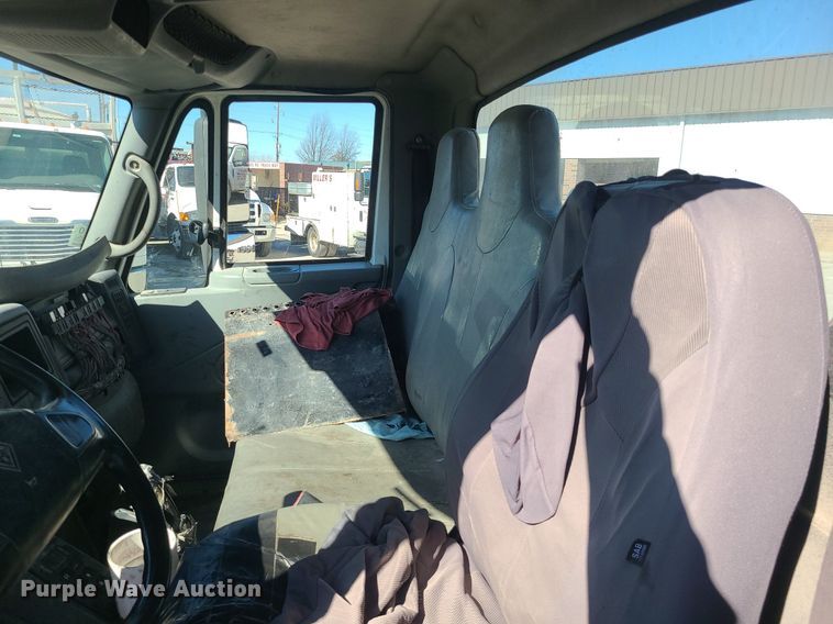 image for item DS7285 2007 International 4300 truck cab and chassis