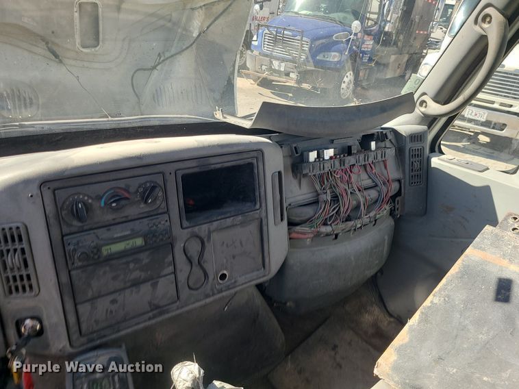 image for item DS7285 2007 International 4300 truck cab and chassis