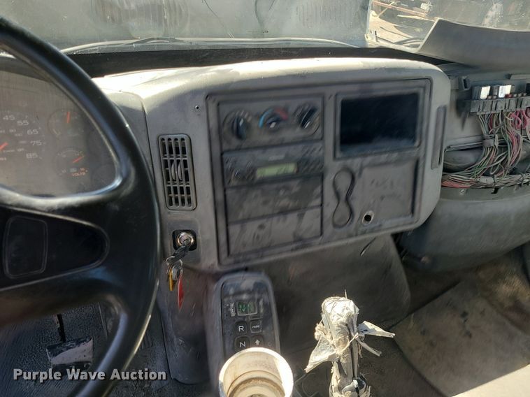 image for item DS7285 2007 International 4300 truck cab and chassis