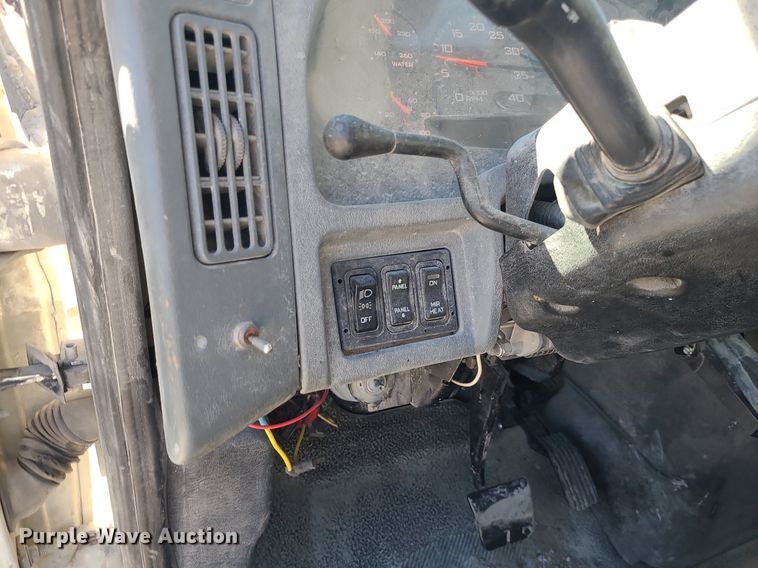 image for item DS7285 2007 International 4300 truck cab and chassis