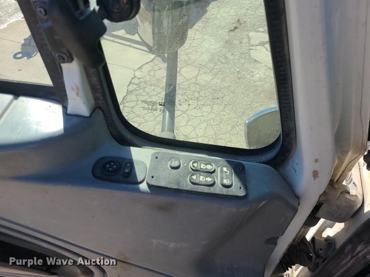 image for item DS7285 2007 International 4300 truck cab and chassis