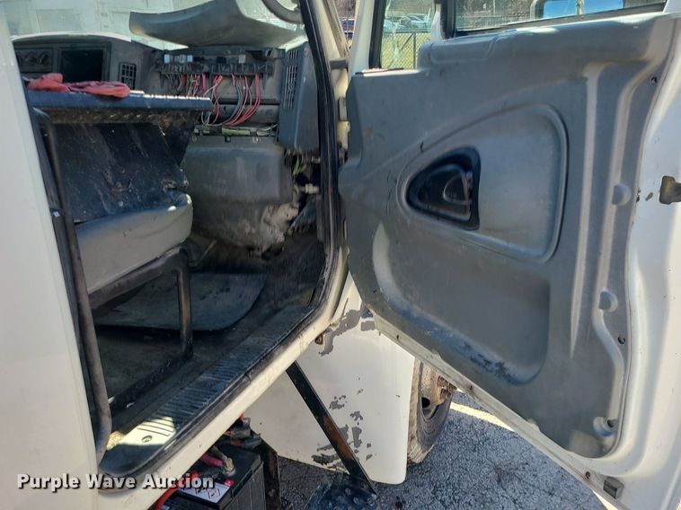 image for item DS7285 2007 International 4300 truck cab and chassis