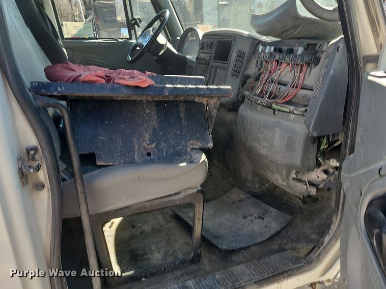 image for item DS7285 2007 International 4300 truck cab and chassis