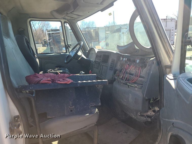 image for item DS7285 2007 International 4300 truck cab and chassis