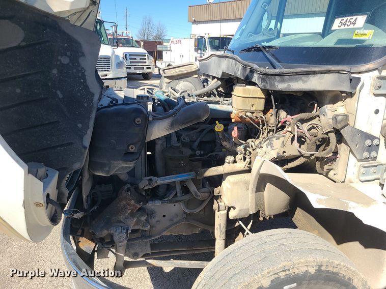 image for item DS7285 2007 International 4300 truck cab and chassis