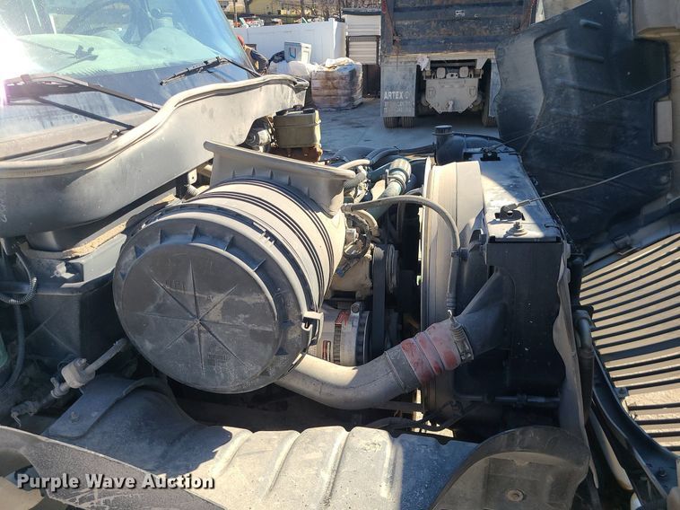 image for item DS7285 2007 International 4300 truck cab and chassis