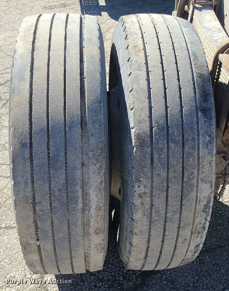 image for item DS7285 2007 International 4300 truck cab and chassis