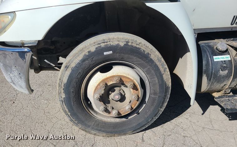 image for item DS7285 2007 International 4300 truck cab and chassis