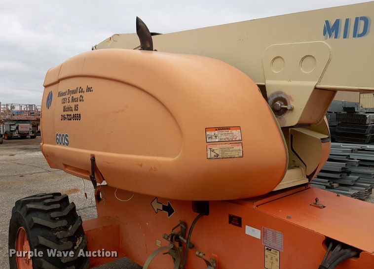 image for item DV9854 1999 JLG 600S boom lift