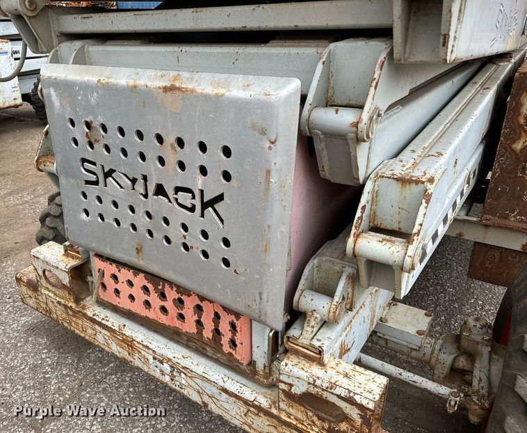image for item DV9856 Skyjack SJ8841 scissor lift