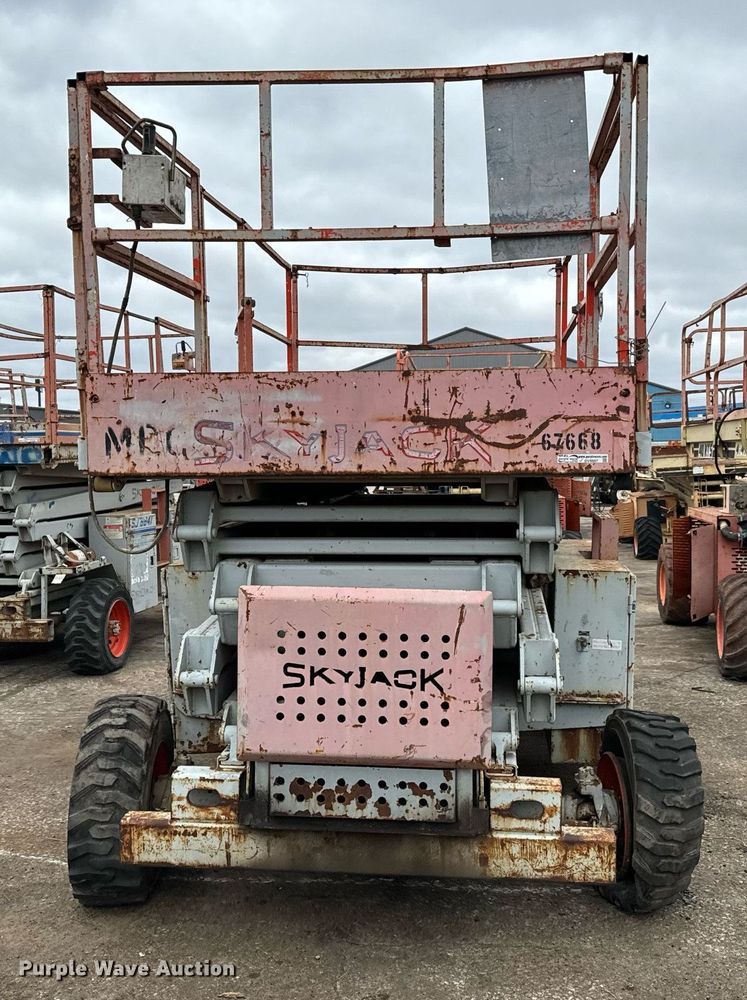 image for item DV9857 Skyjack SJ8841 scissor lift