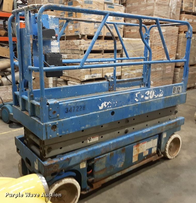 image for item DV9871 2000 Genie GS-2032 scissor lift
