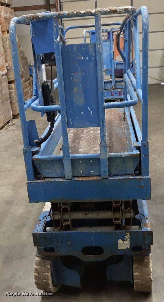 image for item DV9871 2000 Genie GS-2032 scissor lift