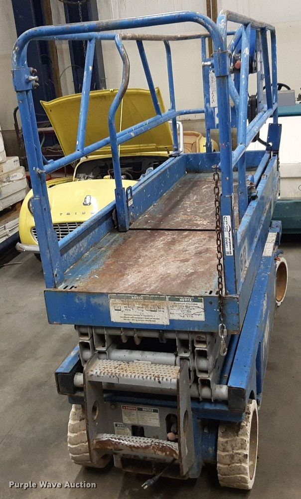 image for item DV9871 2000 Genie GS-2032 scissor lift