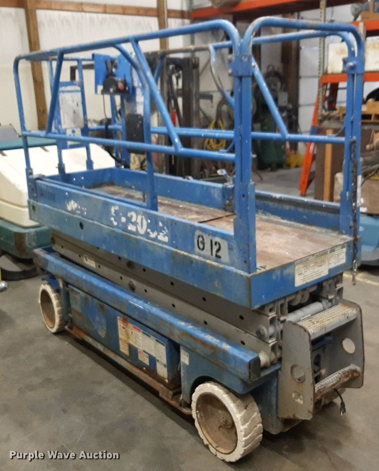 image for item DV9871 2000 Genie GS-2032 scissor lift