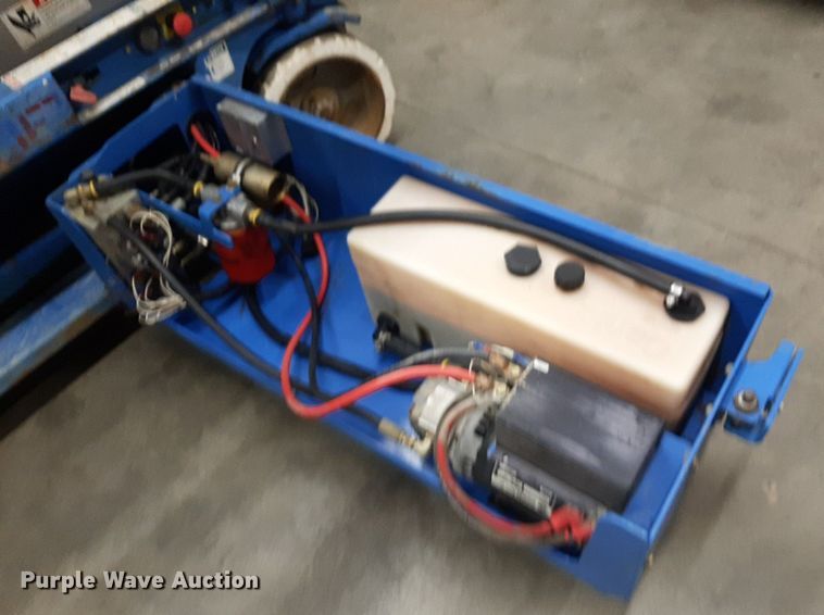 image for item DV9871 2000 Genie GS-2032 scissor lift