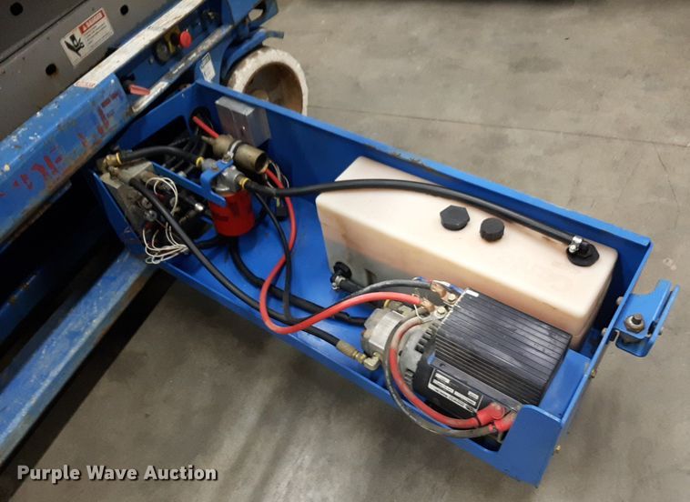 image for item DV9871 2000 Genie GS-2032 scissor lift