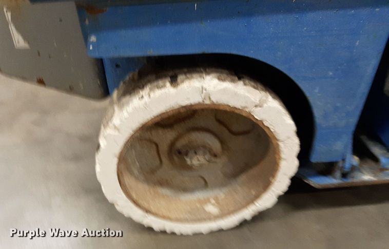 image for item DV9871 2000 Genie GS-2032 scissor lift