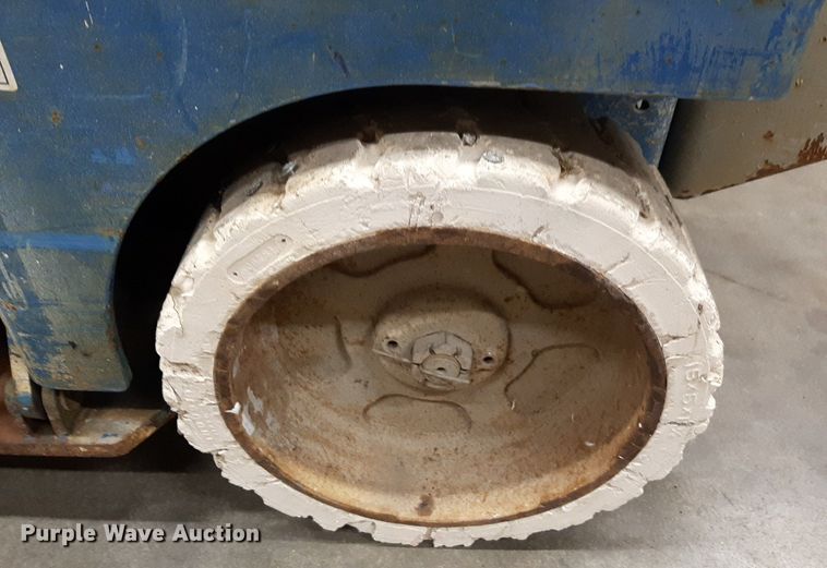 image for item DV9871 2000 Genie GS-2032 scissor lift