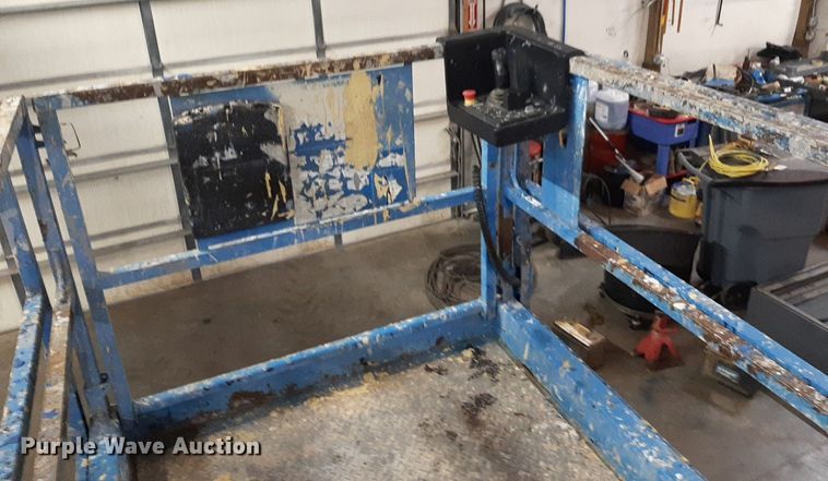 image for item DV9873 2007 Genie GS-3268RT scissor lift