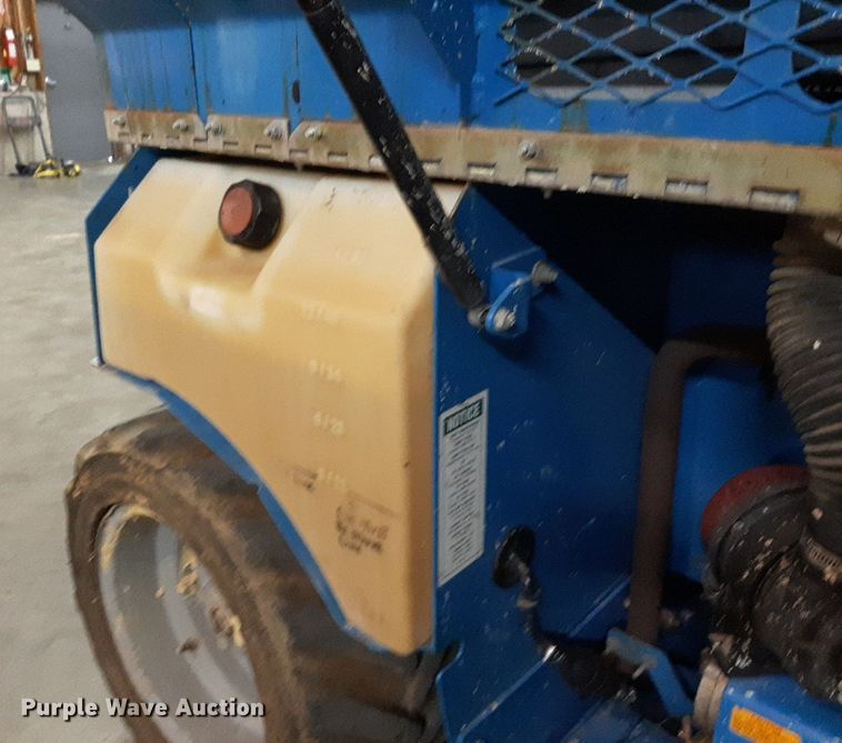 image for item DV9873 2007 Genie GS-3268RT scissor lift