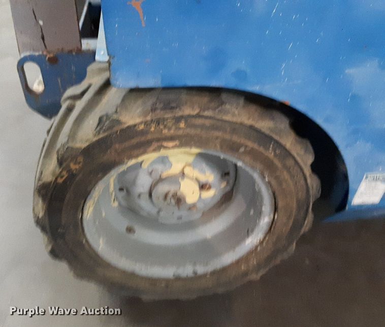 image for item DV9873 2007 Genie GS-3268RT scissor lift