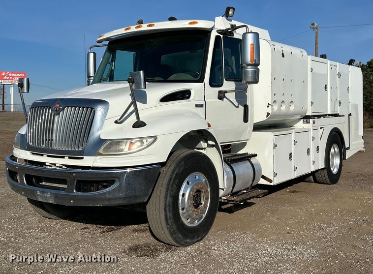 image for item EG1212 2015 International  4400 SBA fuel / lube truck