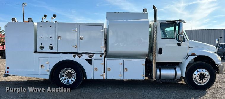 image for item EG1212 2015 International  4400 SBA fuel / lube truck