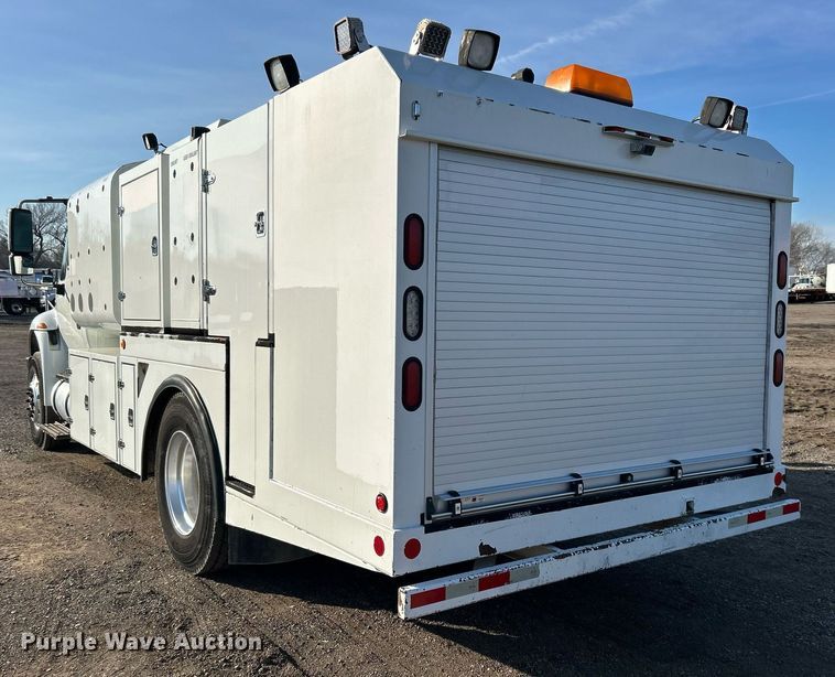 image for item EG1212 2015 International  4400 SBA fuel / lube truck