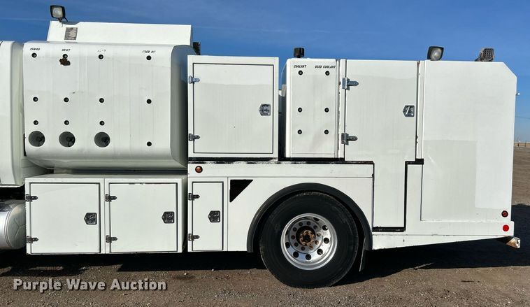 image for item EG1212 2015 International  4400 SBA fuel / lube truck