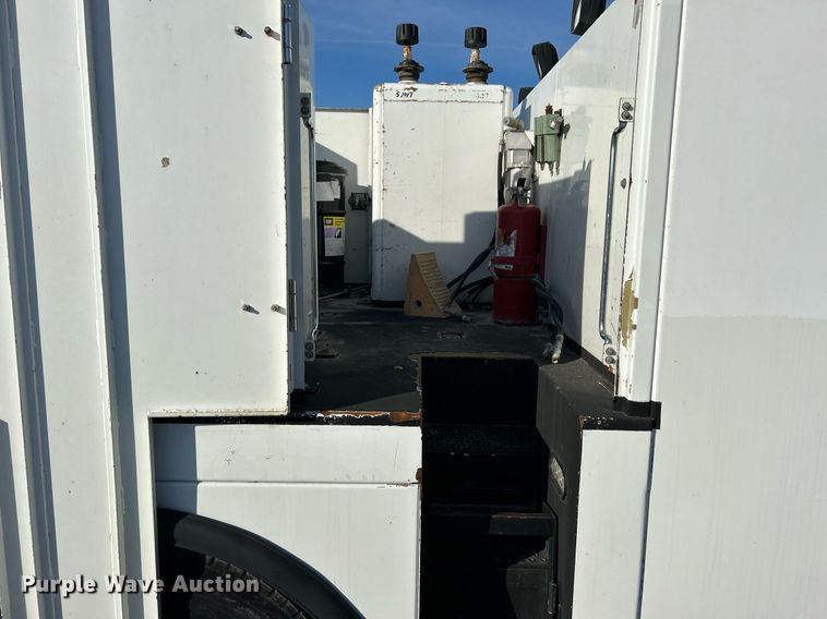 image for item EG1212 2015 International  4400 SBA fuel / lube truck
