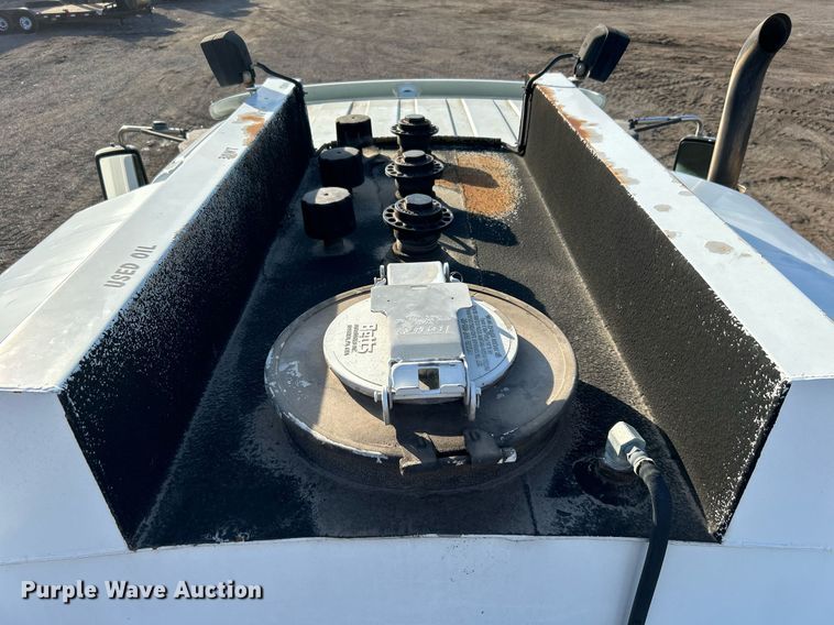 image for item EG1212 2015 International  4400 SBA fuel / lube truck