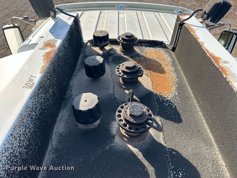 image for item EG1212 2015 International  4400 SBA fuel / lube truck