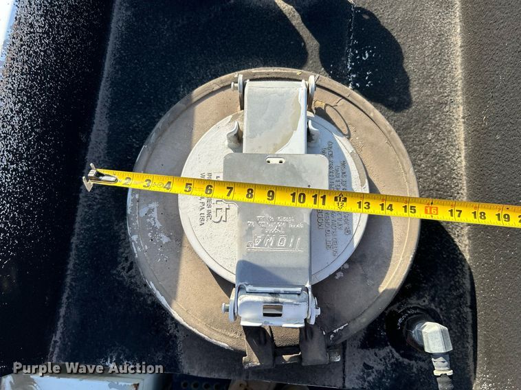 image for item EG1212 2015 International  4400 SBA fuel / lube truck