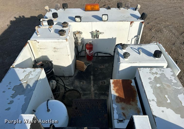 image for item EG1212 2015 International  4400 SBA fuel / lube truck