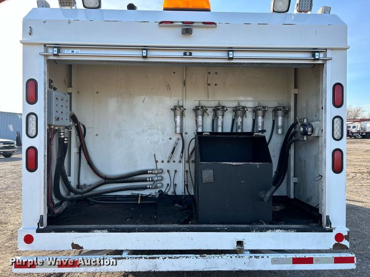 image for item EG1212 2015 International  4400 SBA fuel / lube truck