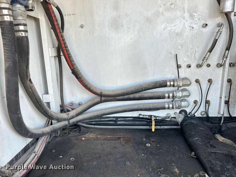 image for item EG1212 2015 International  4400 SBA fuel / lube truck