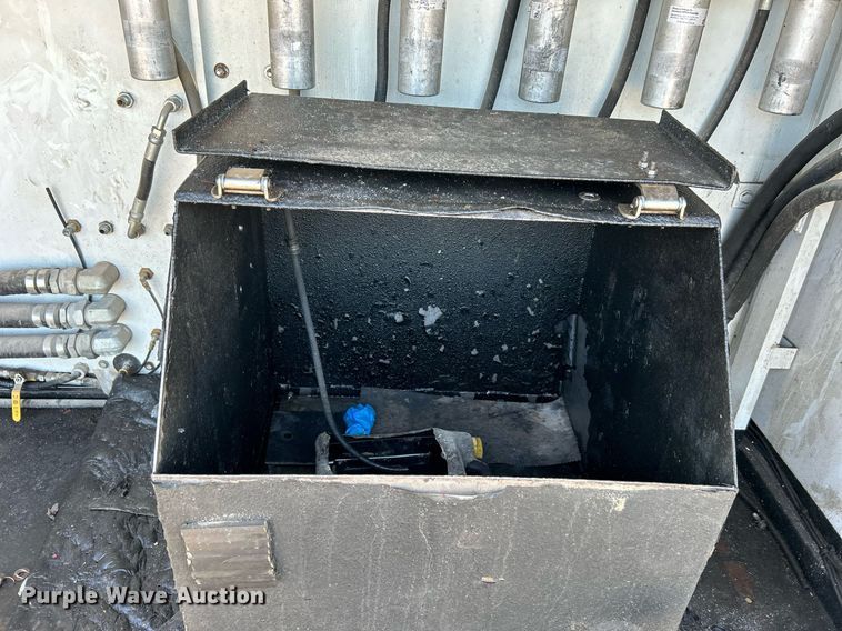 image for item EG1212 2015 International  4400 SBA fuel / lube truck