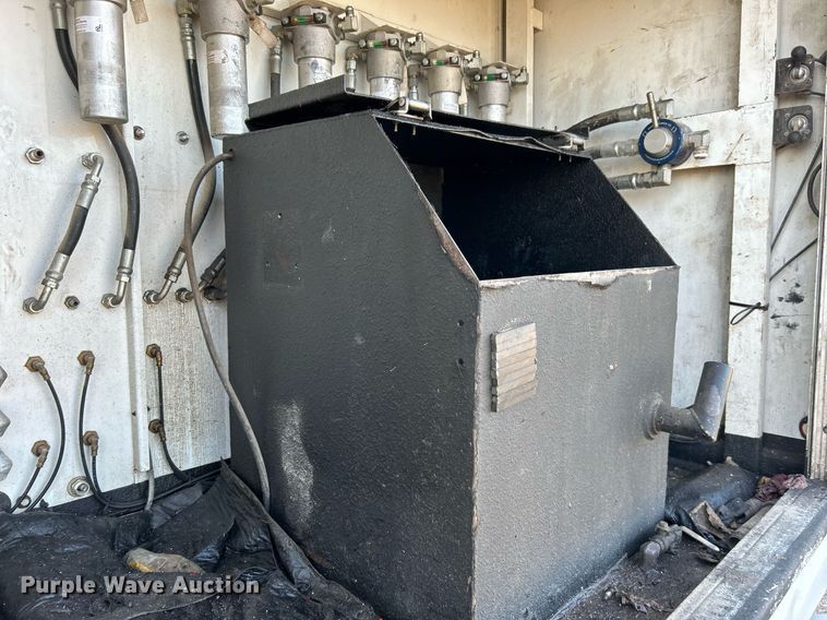 image for item EG1212 2015 International  4400 SBA fuel / lube truck