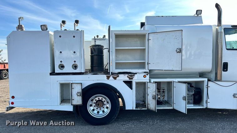 image for item EG1212 2015 International  4400 SBA fuel / lube truck